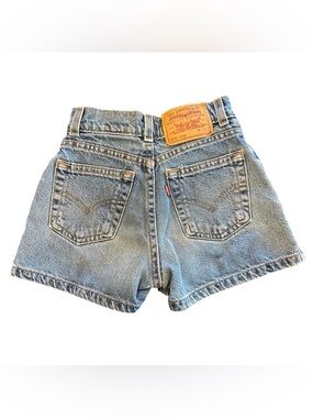 Levi’s Girl Denim Jean Short Sz  7 Slim Relaxed Fit Med Wash Y2K Inspired 90’s
